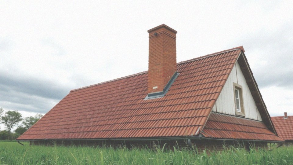 Jak kąt nachylenia dachu wpływa na wysokość komina?